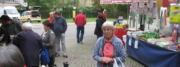 Besucher gehen über den Krämermarkt in Oberrot